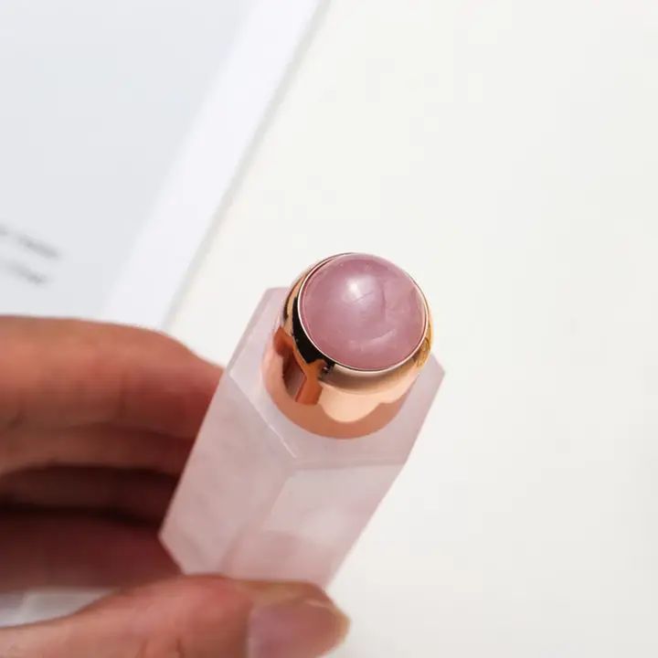 Obsidian Gesichtsmassage mit ätherischen Ölen aus Kristallstein