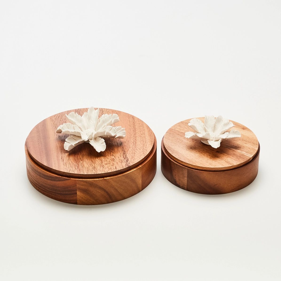 Deko-Box aus Akazienholz und Porzellanblüte 15cm
