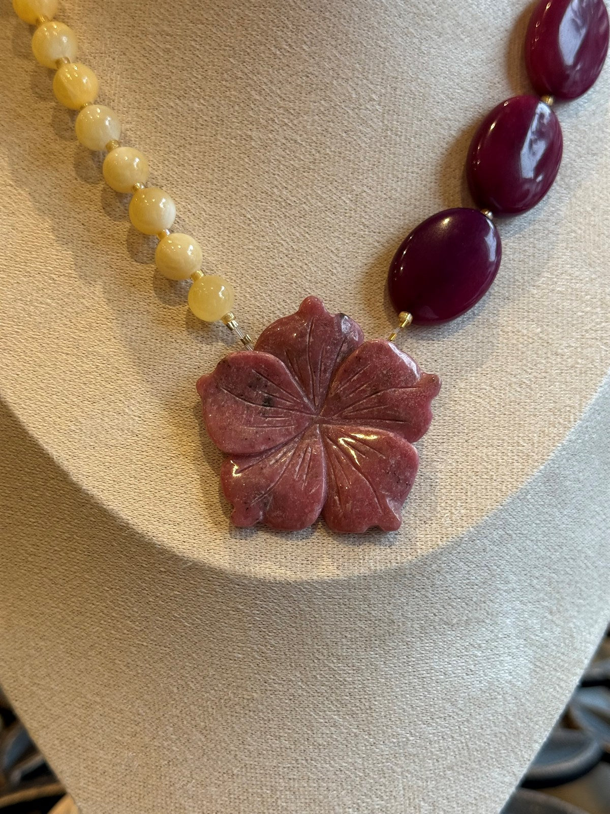 GELBE JADE - LILA JADE - RHODONITE HALSKETTE ca 55 cm  - UNICAT