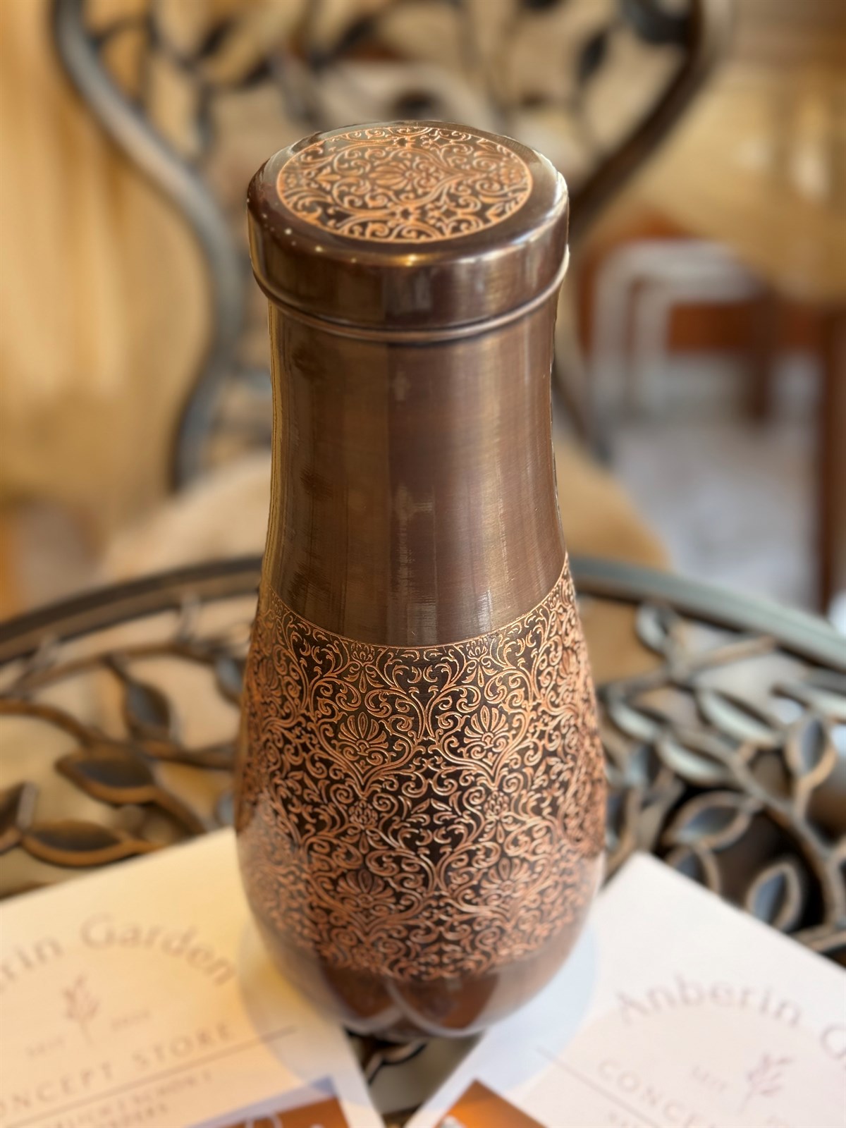 Reine Kupferkaraffe mit 2 gläser, antik geätzt, mit Kappe – hoch und schmal, ± 950 ml