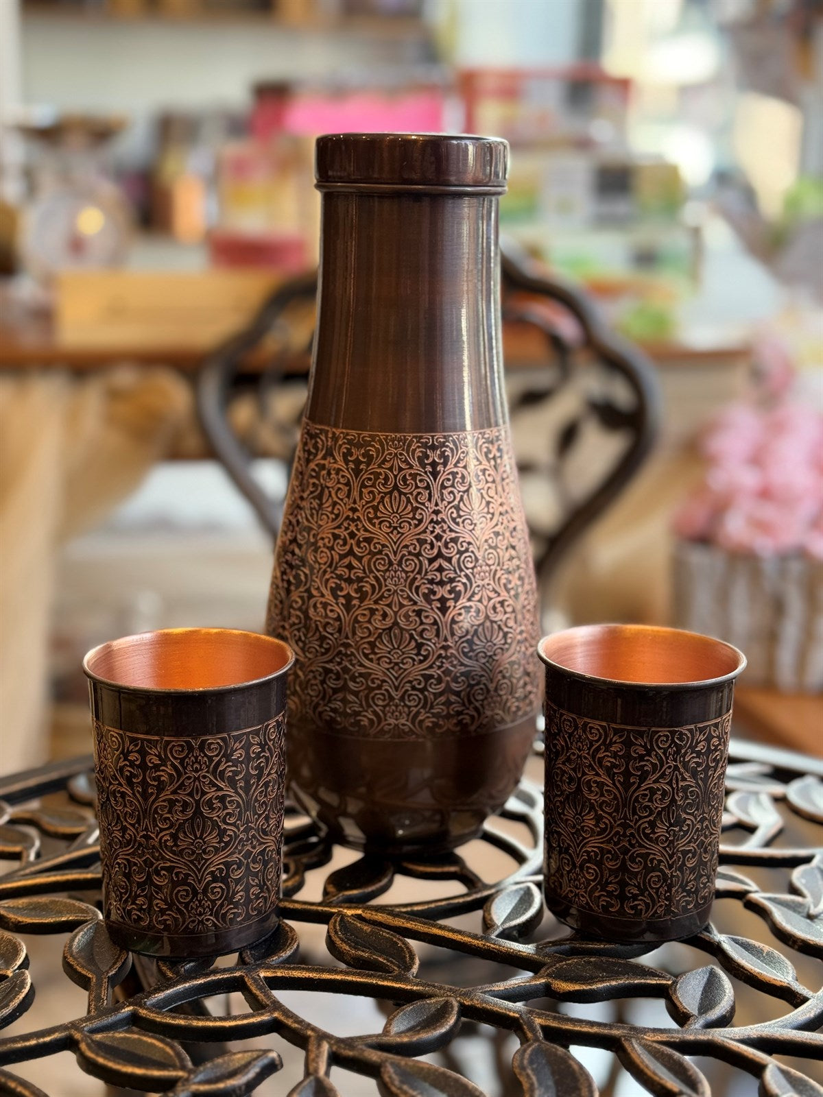 Reine Kupferkaraffe mit 2 gläser, antik geätzt, mit Kappe – hoch und schmal, ± 950 ml