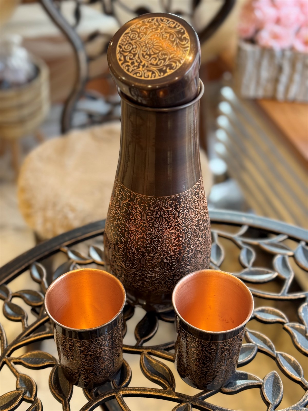 Reine Kupferkaraffe mit 2 gläser, antik geätzt, mit Kappe – hoch und schmal, ± 950 ml