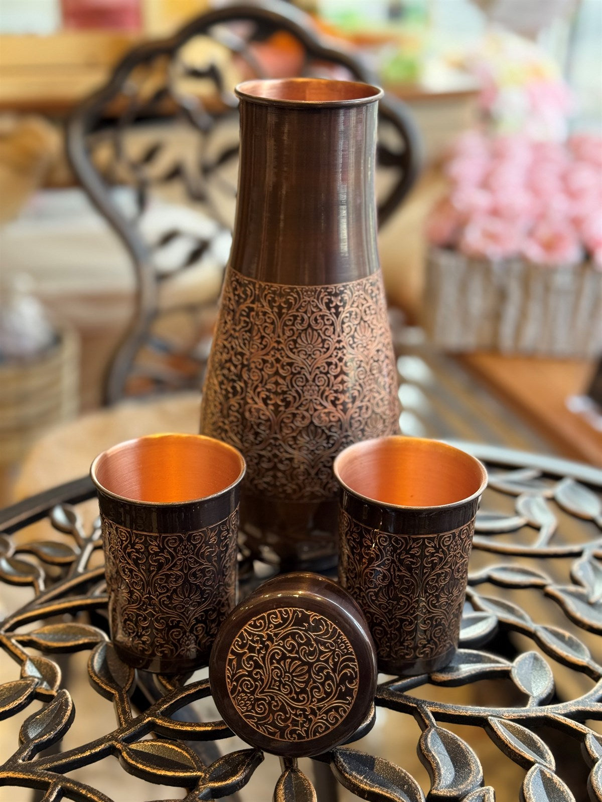 Reine Kupferkaraffe mit 2 gläser, antik geätzt, mit Kappe – hoch und schmal, ± 950 ml