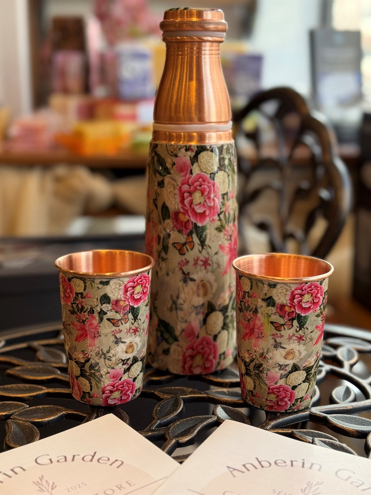 Flaschenset aus reinem Kupfer mit Blumendruck, weiß, ± 950 ml, mit 2 geraden Bechern