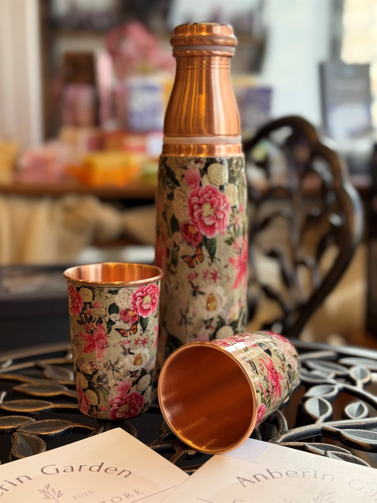 Flaschenset aus reinem Kupfer mit Blumendruck, weiß, ± 950 ml, mit 2 geraden Bechern