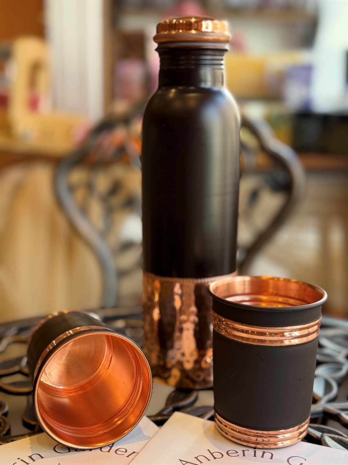 Reines Kupferset aus braun-schwarzer Flasche ± 950 ml mit 2 Bechern