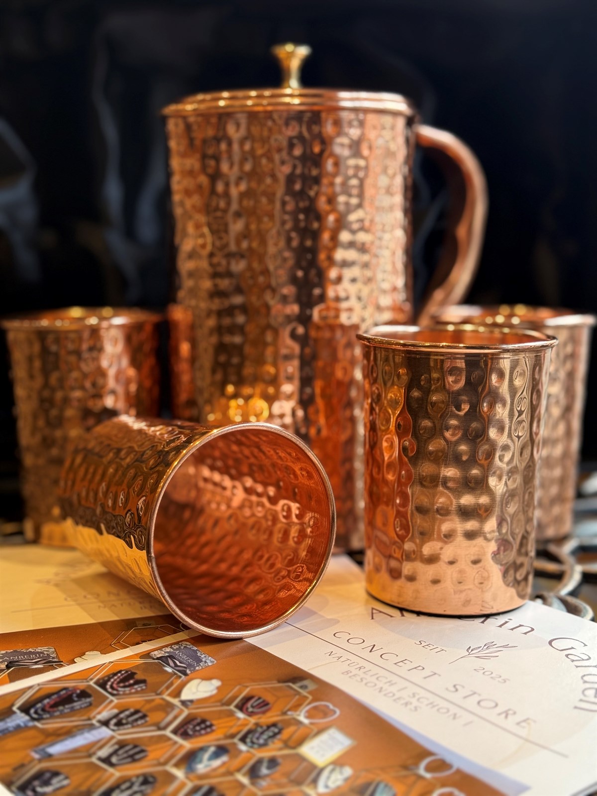 Krugset aus reinem Kupfer mit 4 gehämmerten Tassen ± 1,5 Liter