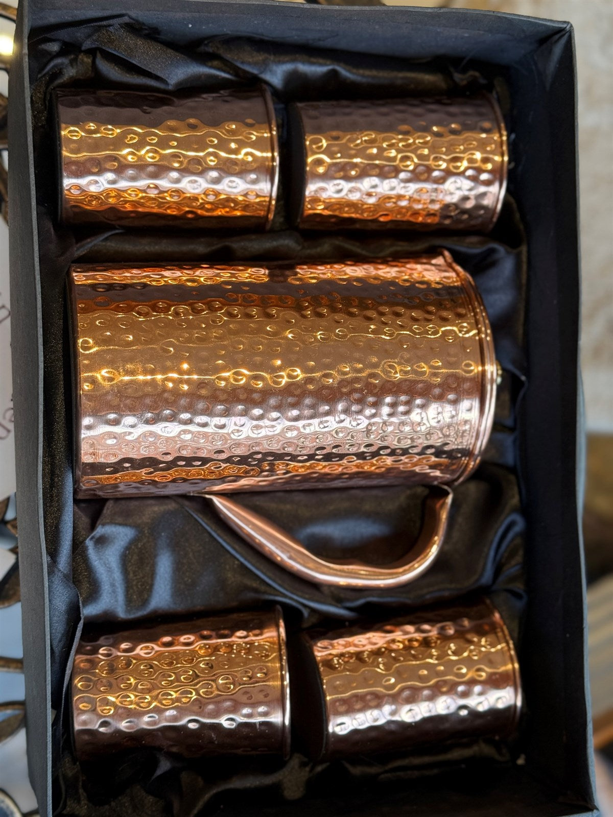 Krugset aus reinem Kupfer mit 4 gehämmerten Tassen ± 1,5 Liter