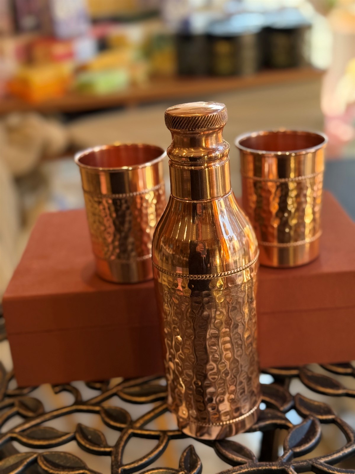 Reines Kupferset mit klassischer gehämmerter/gepunkteter Flasche und 2 Bechern (in einer Geschenkbox aus Samt)