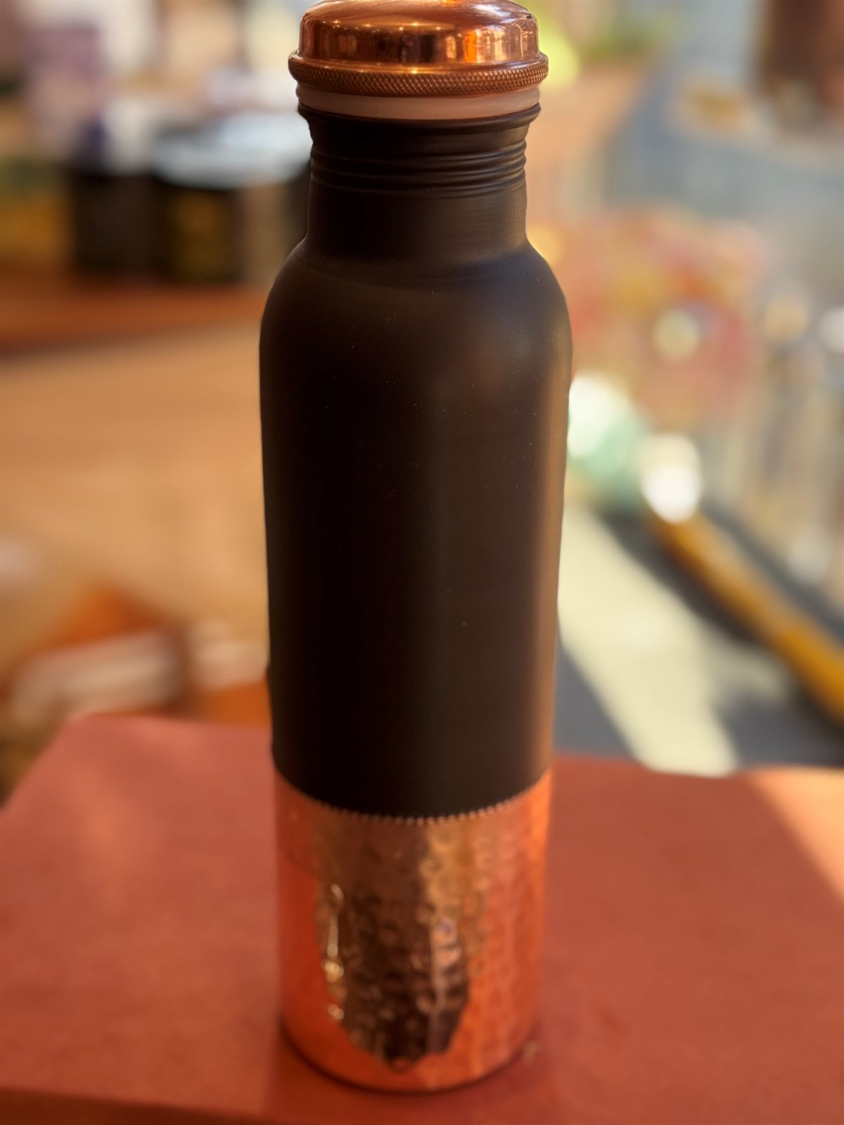 Wasserflasche aus reinem Kupfer mit gehämmertem braun-schwarzem Boden, ± 950 ml (Heavy Duty)