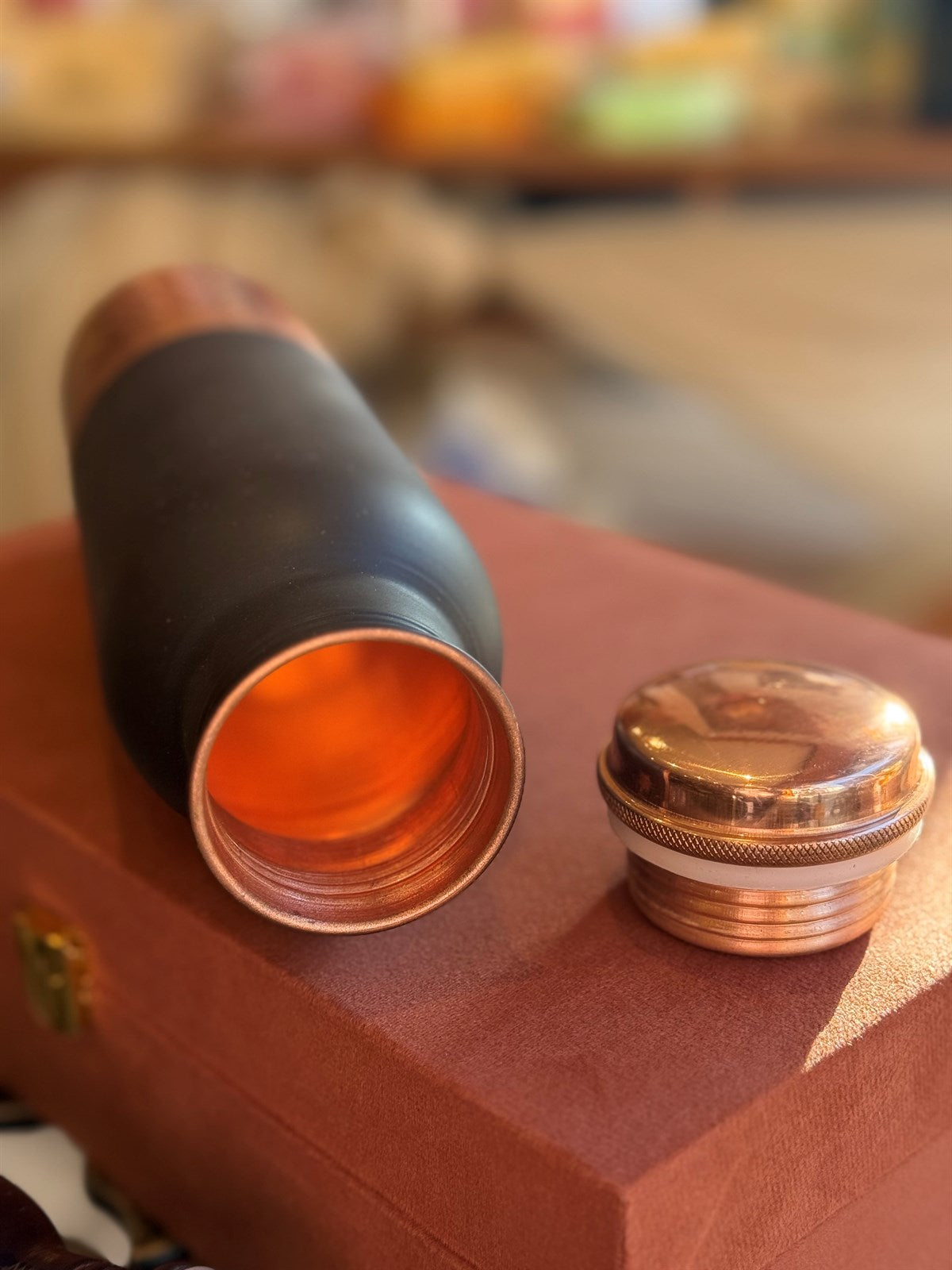 Wasserflasche aus reinem Kupfer mit gehämmertem braun-schwarzem Boden, ± 950 ml (Heavy Duty)