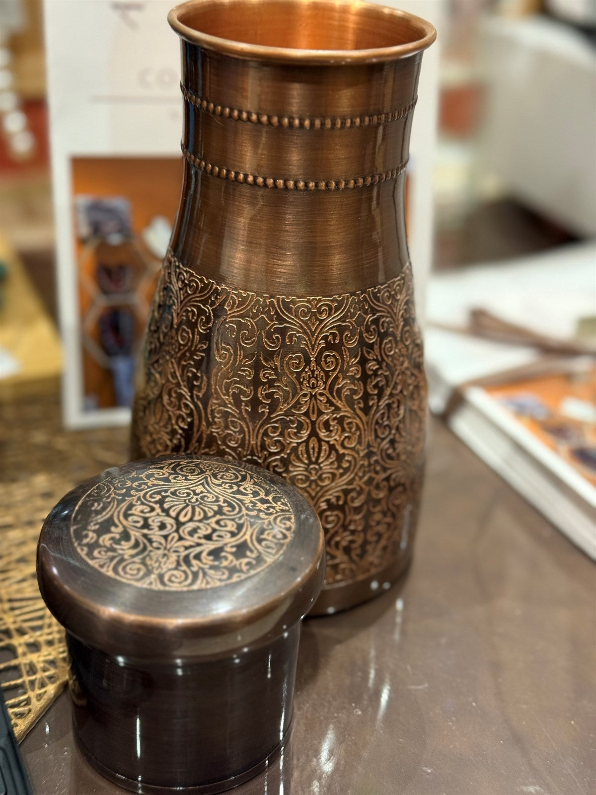 Reine Kupferkaraffe, antik geätzt, mit Kappe, ± 950 ml