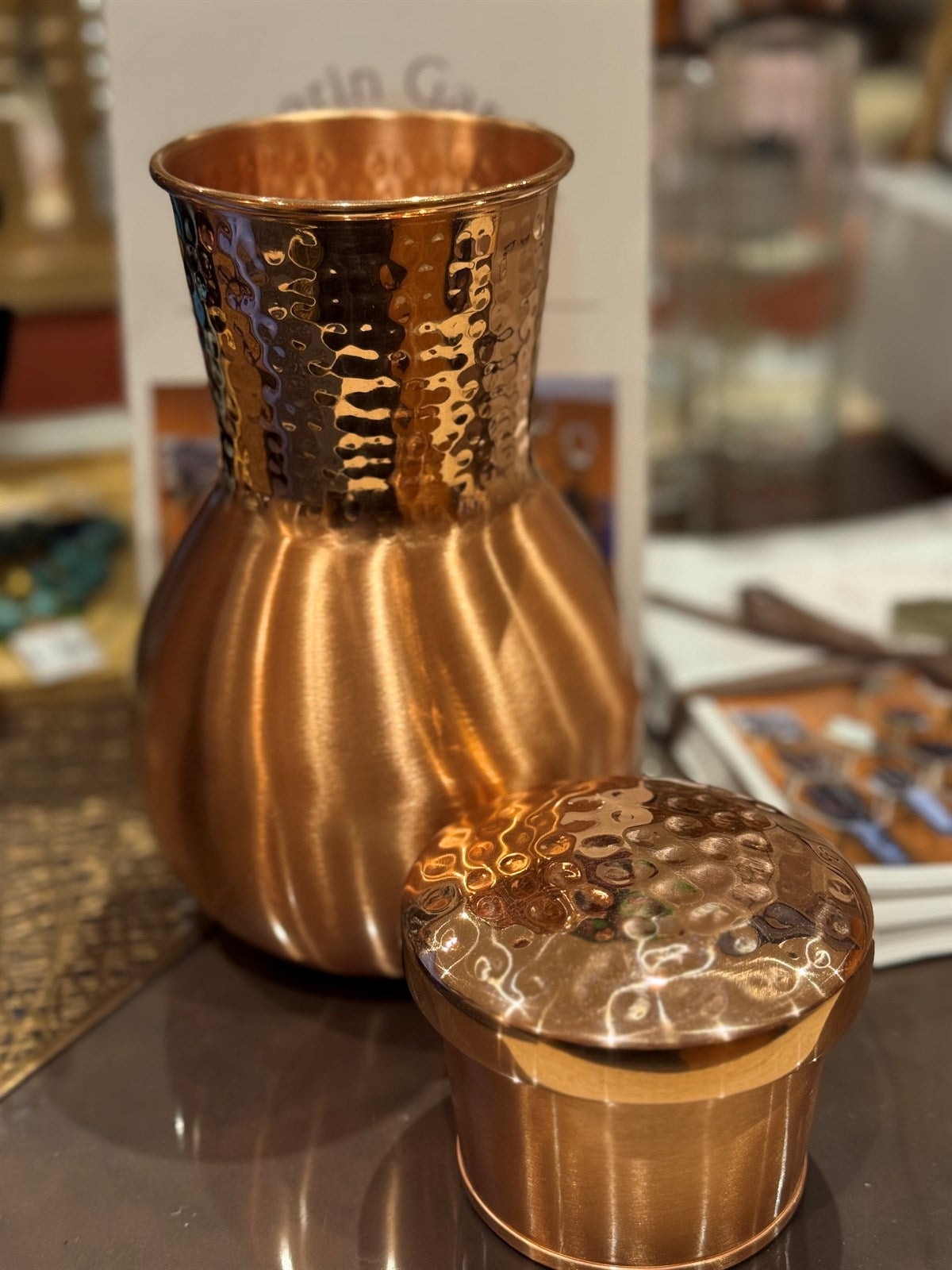 Karaffe aus reinem Kupfer, Vasenmodell, mit Stopfen und gehämmertem Hals, ± 950 ml