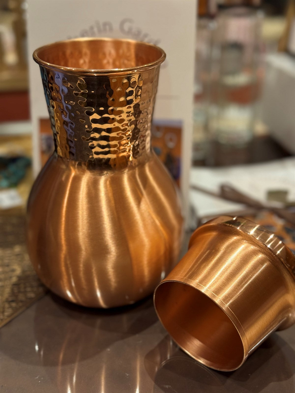 Karaffe aus reinem Kupfer, Vasenmodell, mit Stopfen und gehämmertem Hals, ± 950 ml