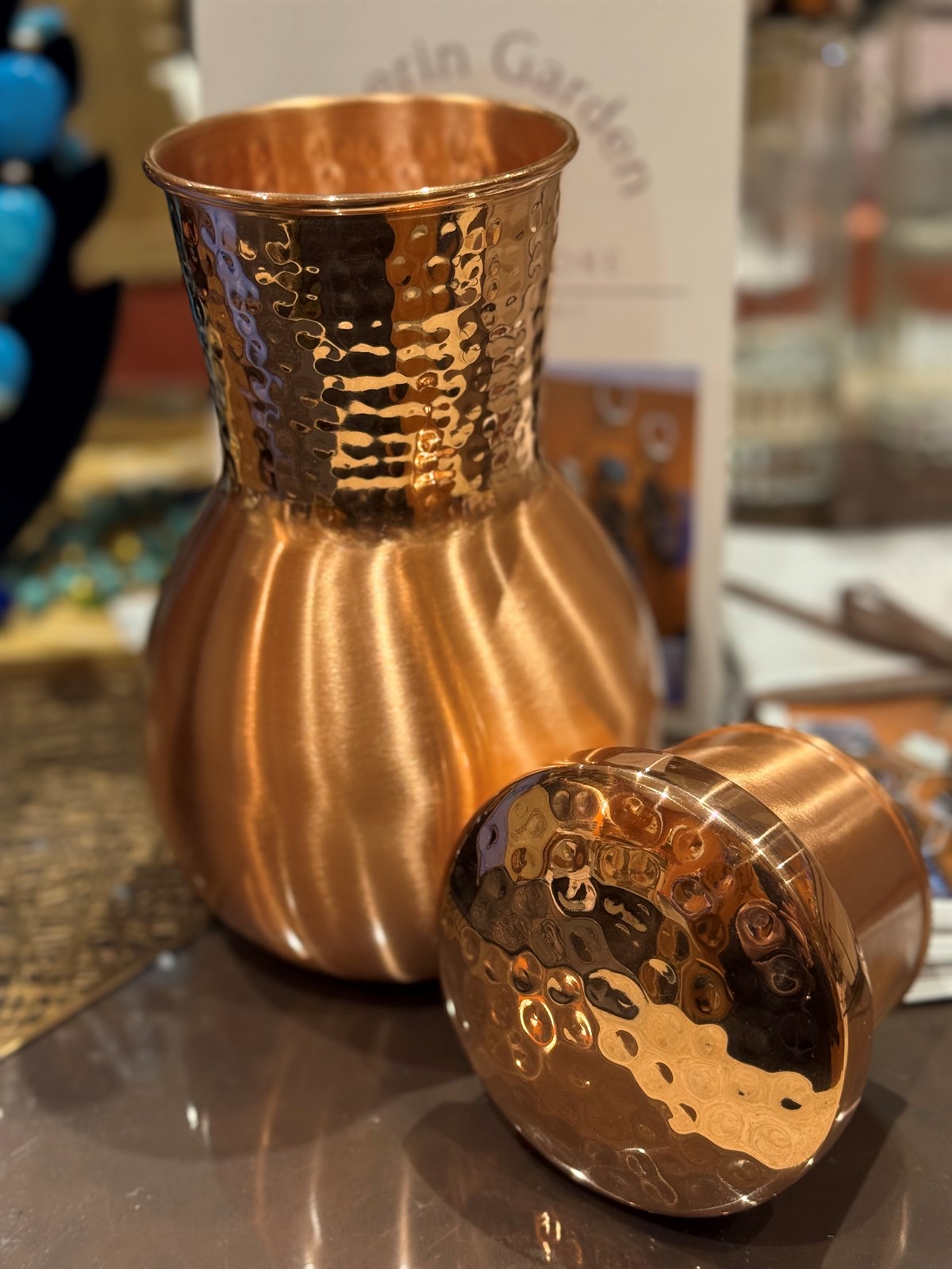 Karaffe aus reinem Kupfer, Vasenmodell, mit Stopfen und gehämmertem Hals, ± 950 ml