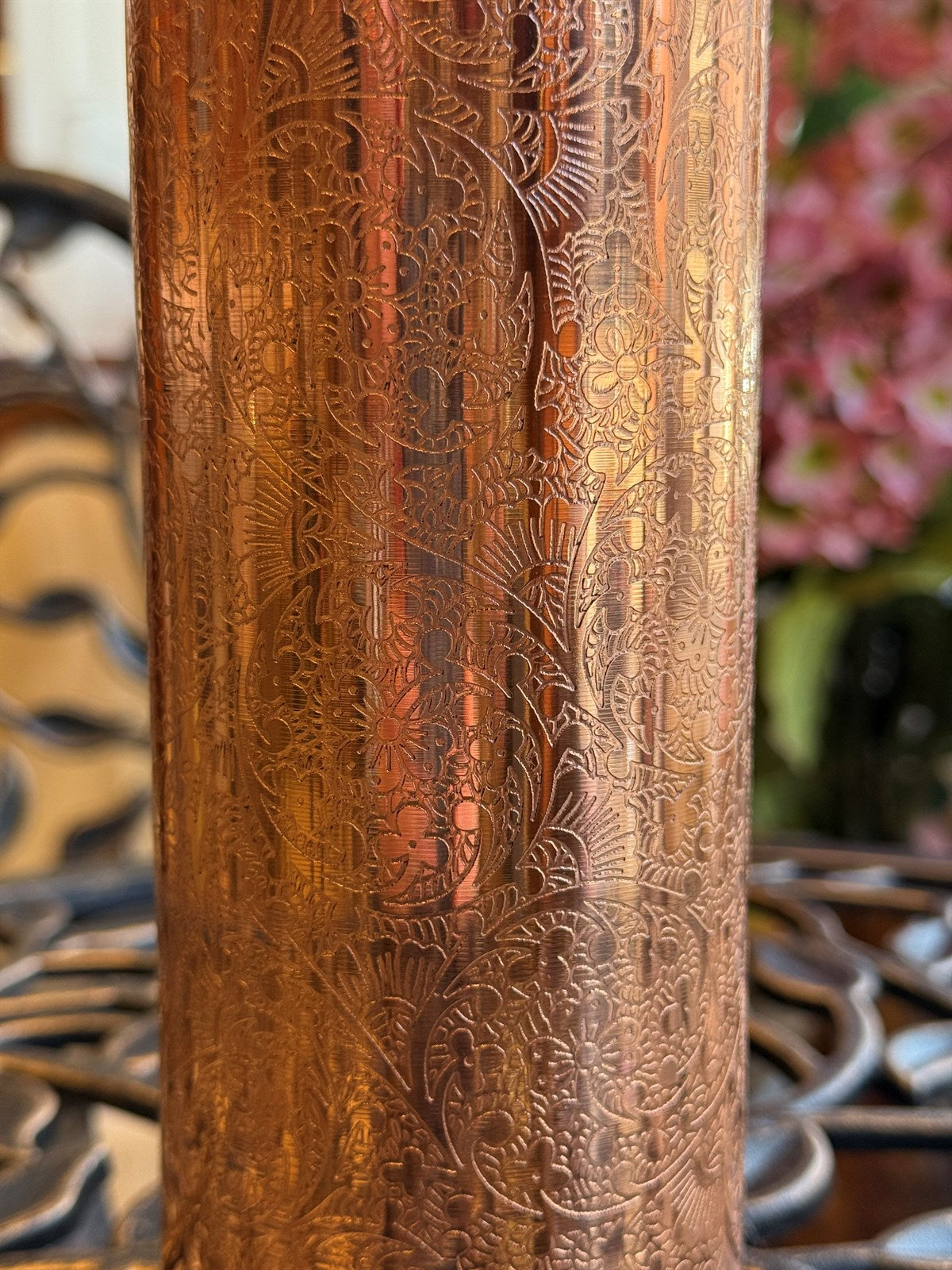 Wasserflasche aus reinem Kupfer mit Blumenmuster, ± 950 ml