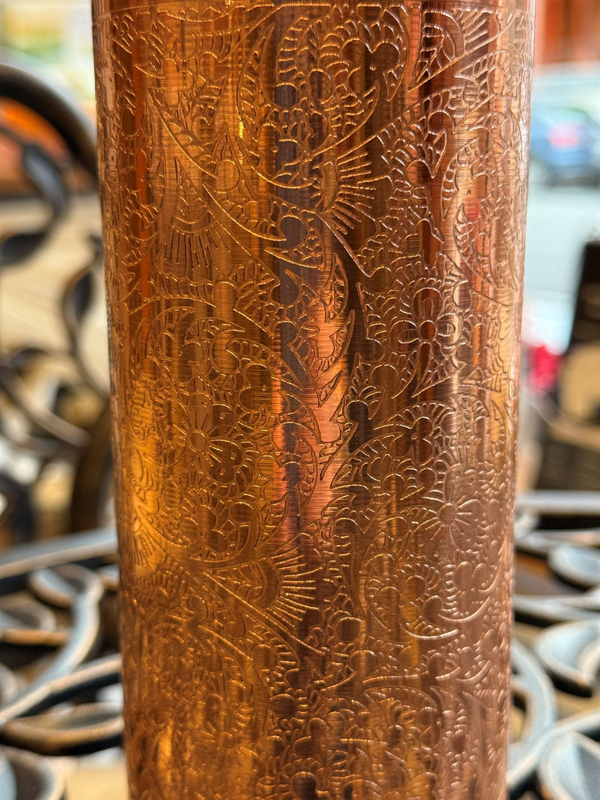 Wasserflasche aus reinem Kupfer mit Blumenmuster, ± 950 ml