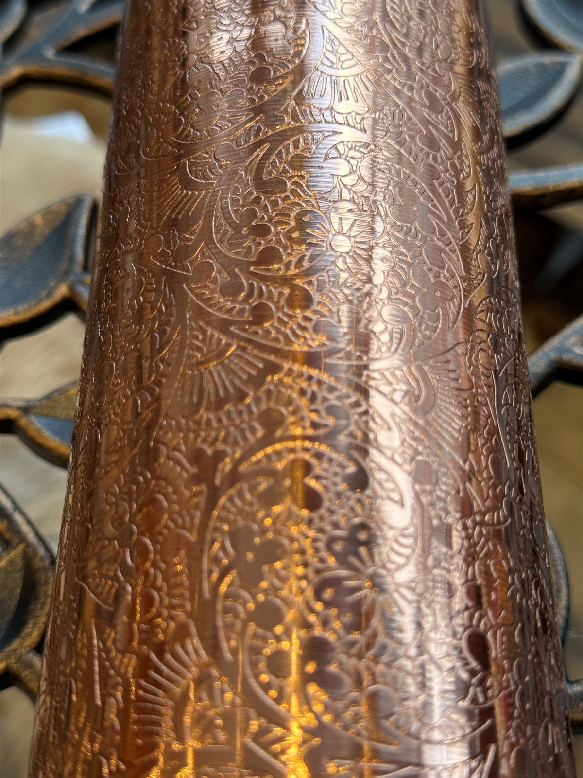 Wasserflasche aus reinem Kupfer mit Blumenmuster, ± 950 ml