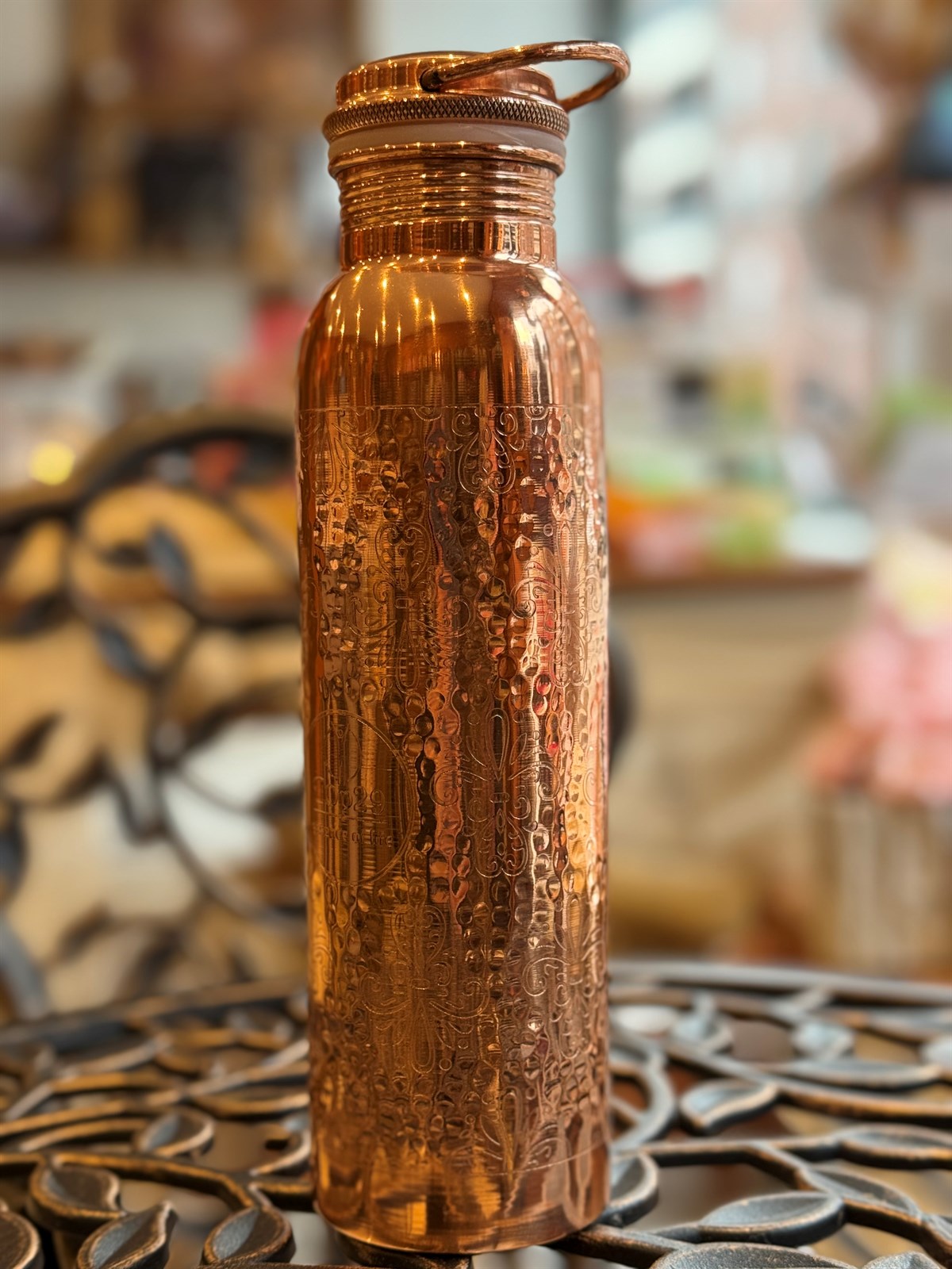 Wasserflasche aus reinem Kupfer mit Blumenmuster und Henkel, ± 950 ml