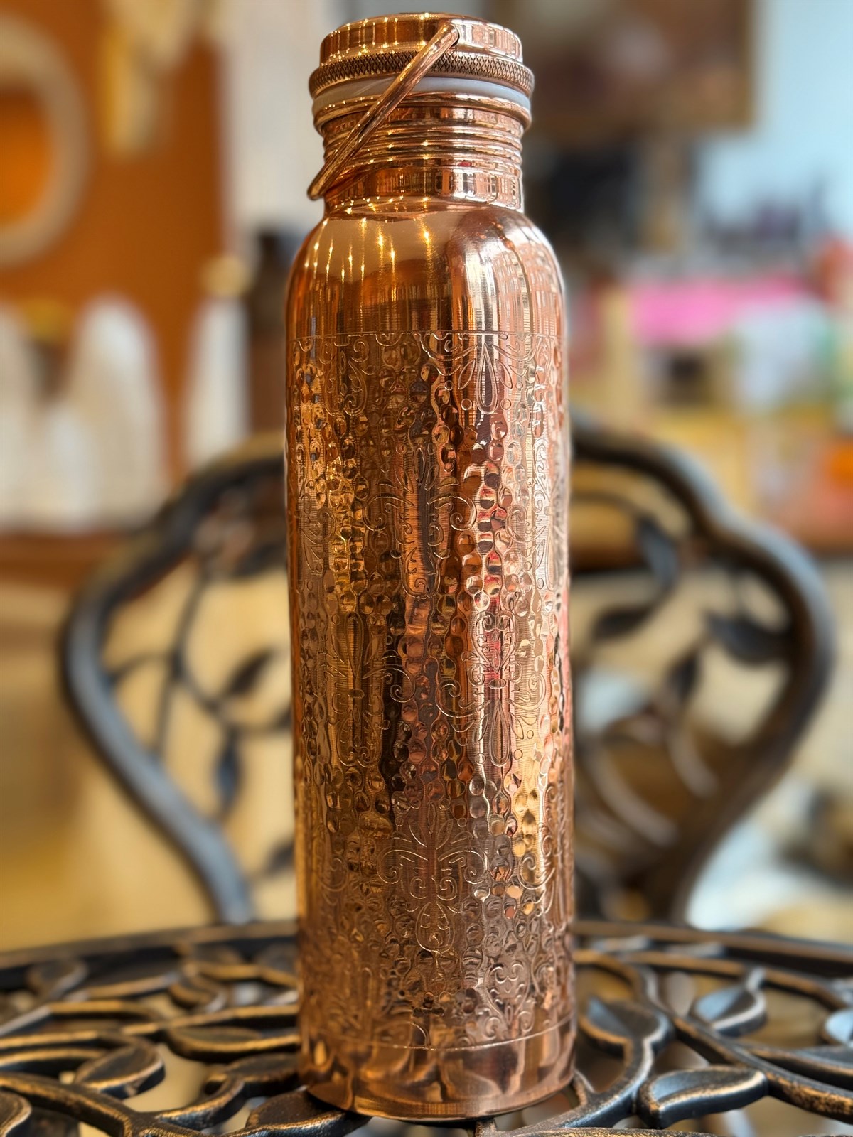 Wasserflasche aus reinem Kupfer mit Blumenmuster und Henkel, ± 950 ml