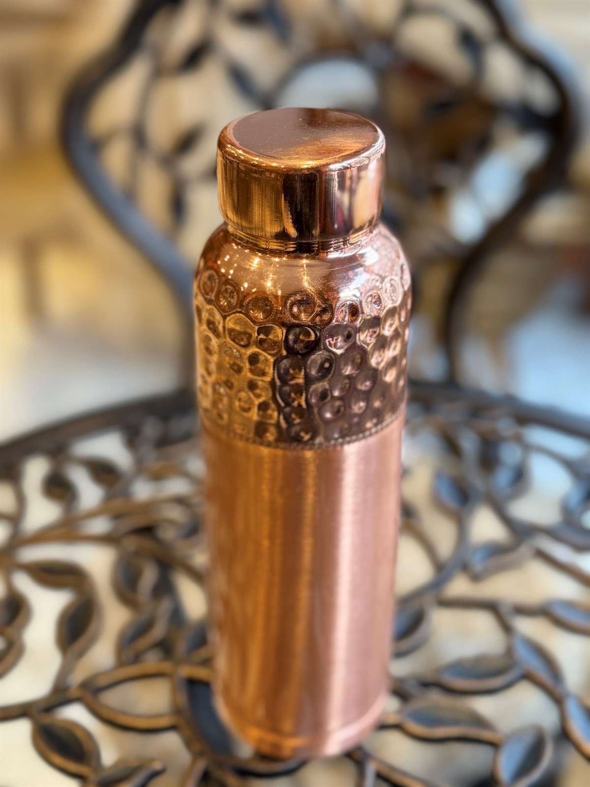 Wasserflasche aus reinem Kupfer, gehämmerter Rand oben, ± 950 ml