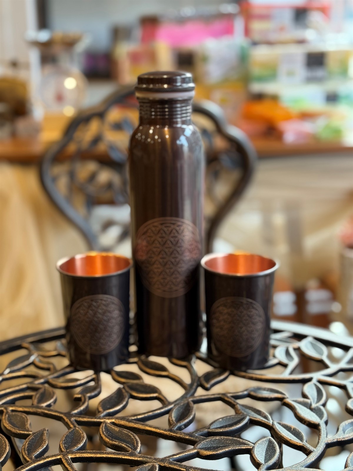 Set aus reinem Kupfer mit der Blume des Lebens, antike Flasche 950 ml plus 2 Tassen 300 ml (in einer Geschenkbox aus Samt)