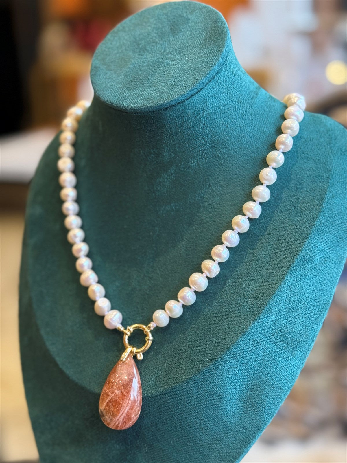 SÜSSWASSERPERLENKETTE 7-8 mm mit vergoldetem Stahlring und Sonnenstein -Anhänger AAA