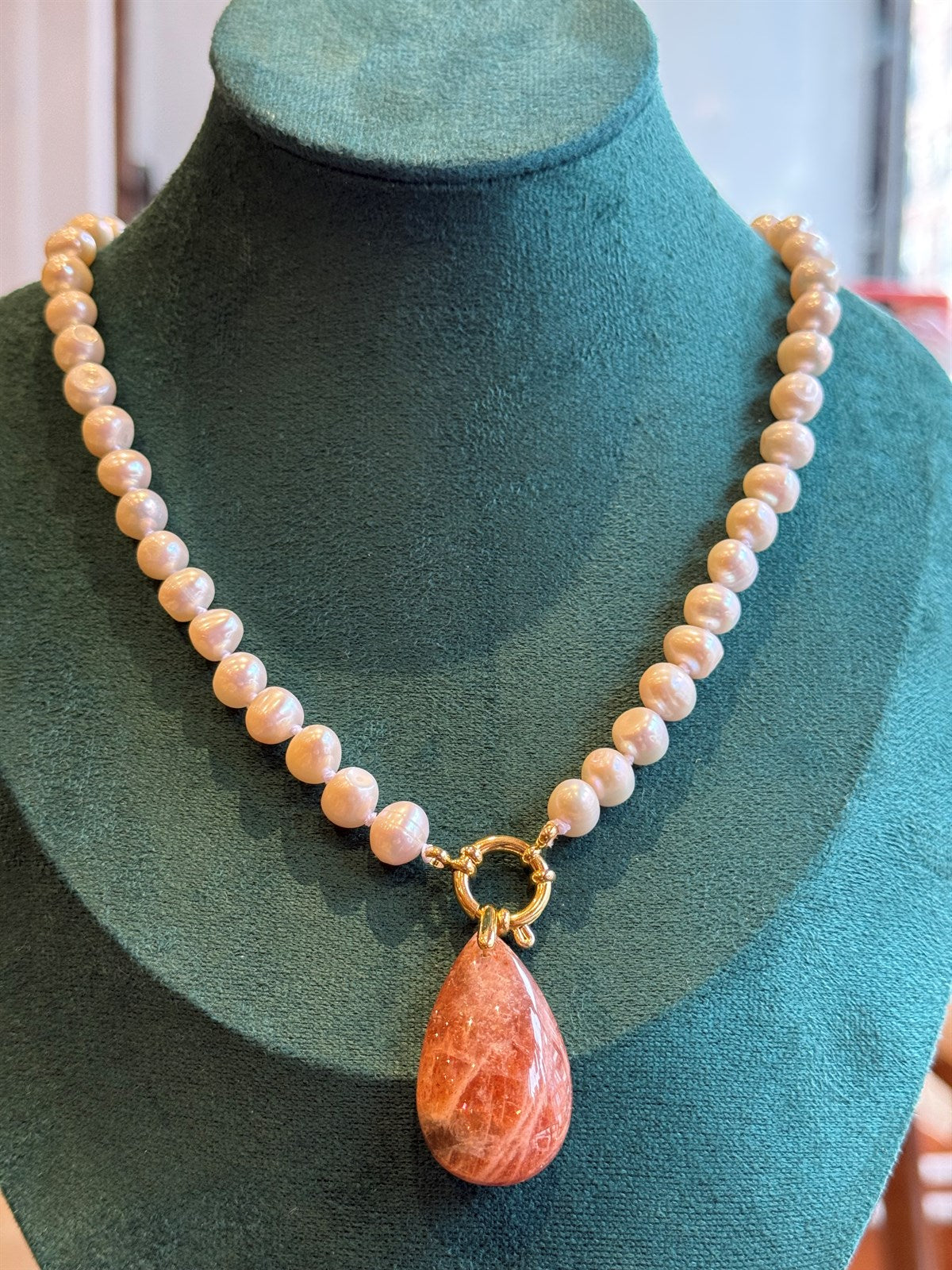 SÜSSWASSERPERLENKETTE 7-8 mm mit vergoldetem Stahlring und Sonnenstein -Anhänger AAA