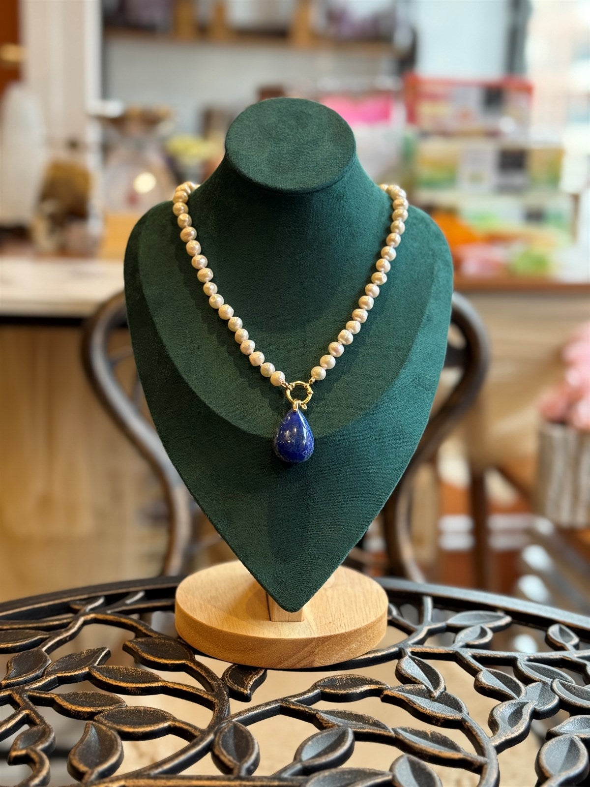 SÜSSWASSERPERLENKETTE 7-8 mm mit vergoldetem Stahlring und Lapislazuli - Anhänger AAA