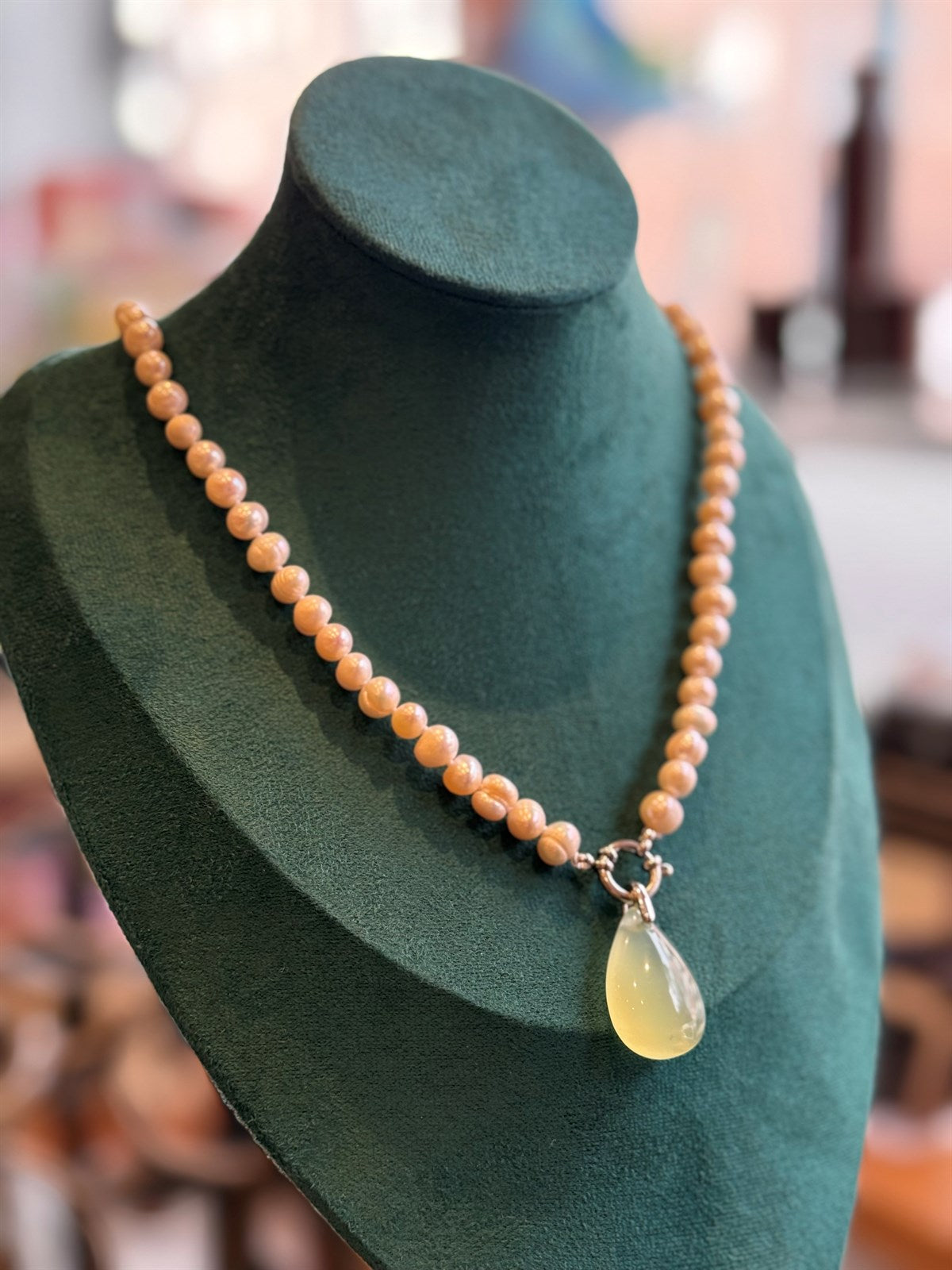 SÜSSWASSEPERLEKETTE 7-8 mm mit versilbertem Stahlring und GRÜNER JADE - ANHÄNGER AAA