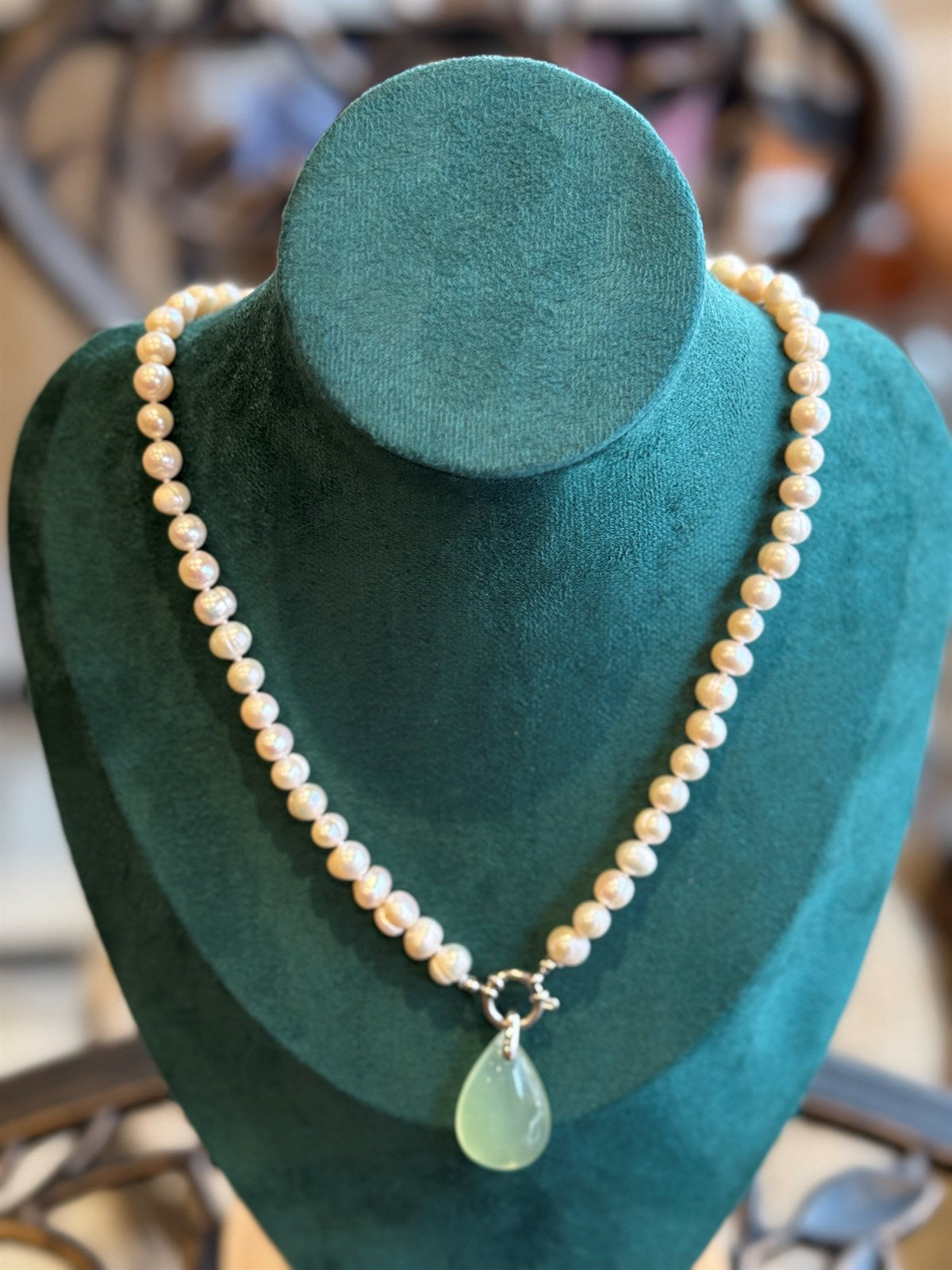 SÜSSWASSEPERLEKETTE 7-8 mm mit versilbertem Stahlring und GRÜNER JADE - ANHÄNGER AAA