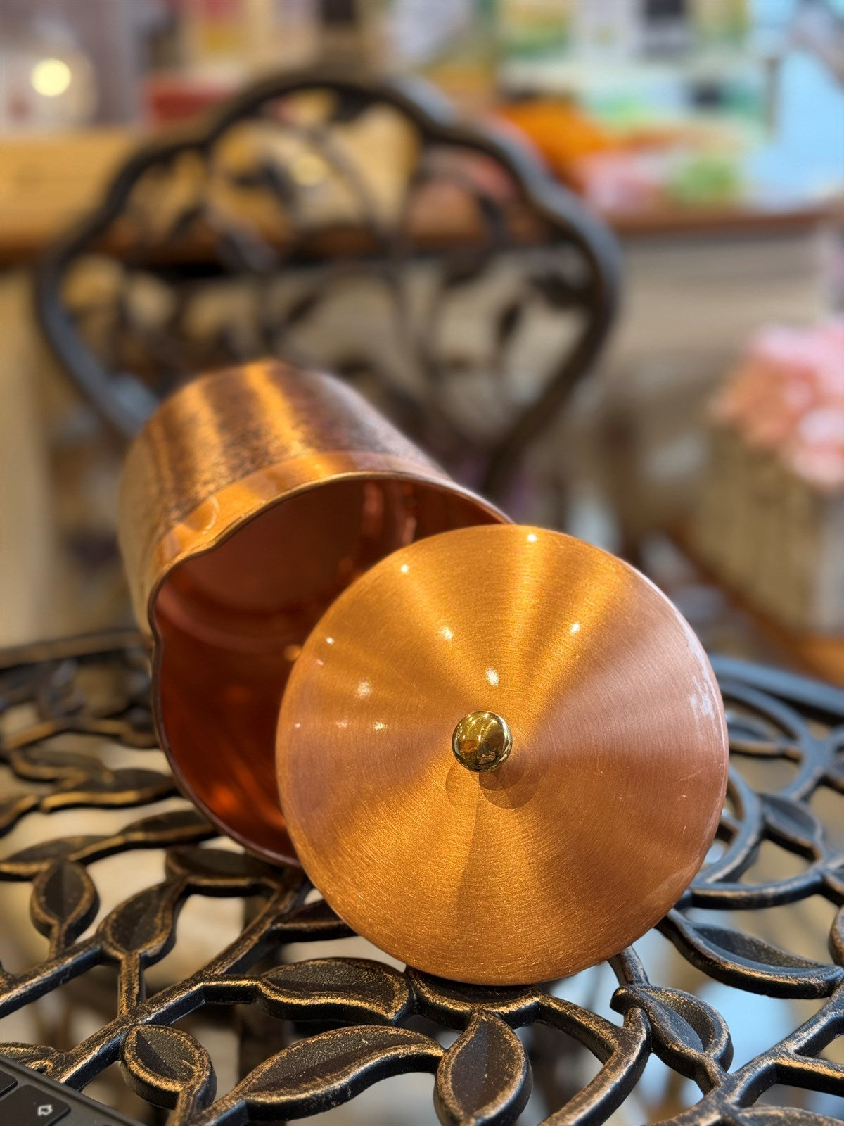 Krug aus reinem Kupfer mit Blumenmuster und Deckel, ± 2 Liter