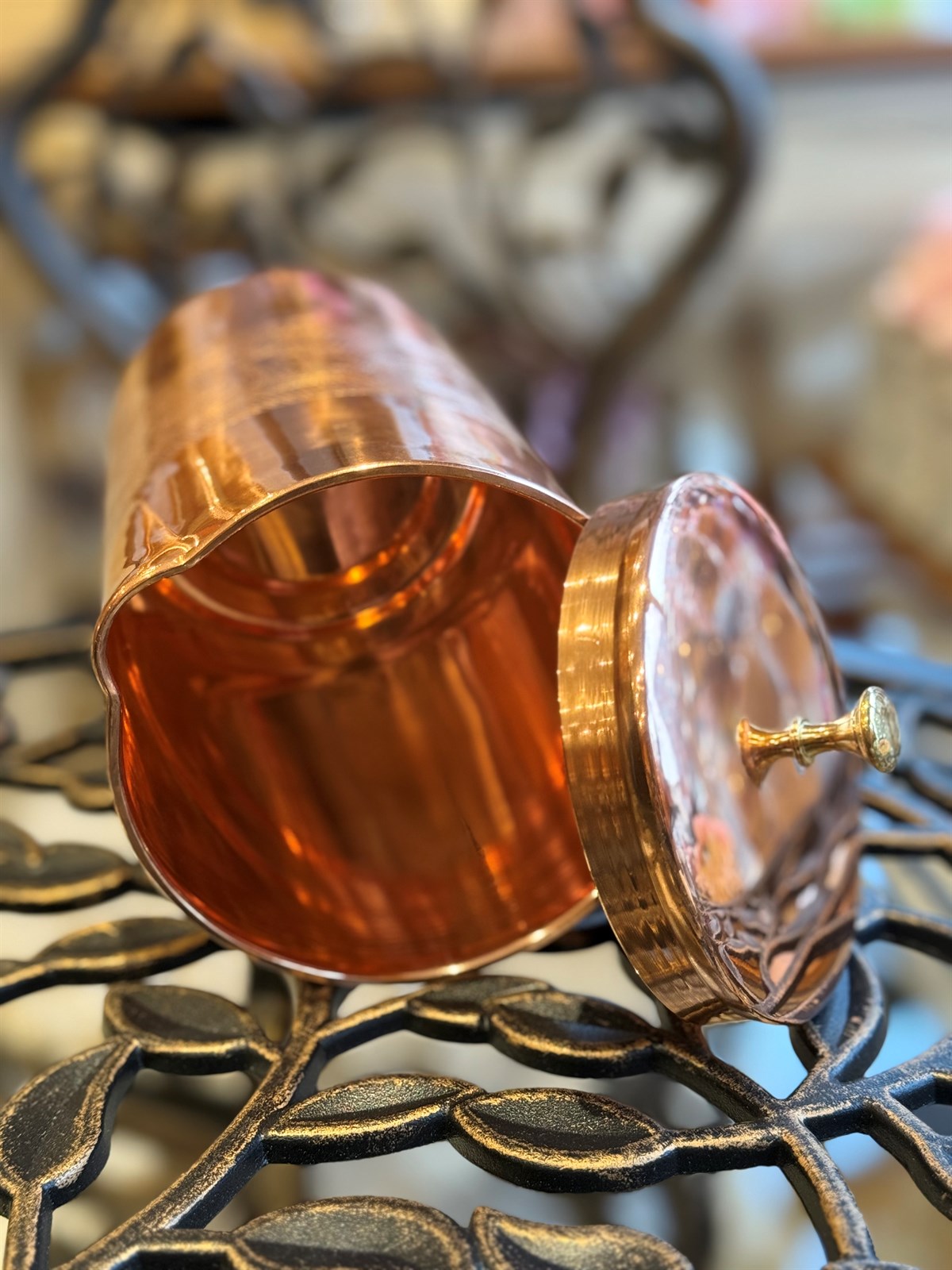 Krug aus reinem Kupfer mit Blumenmusterrand und Deckel ± 2 Liter (735 gr)