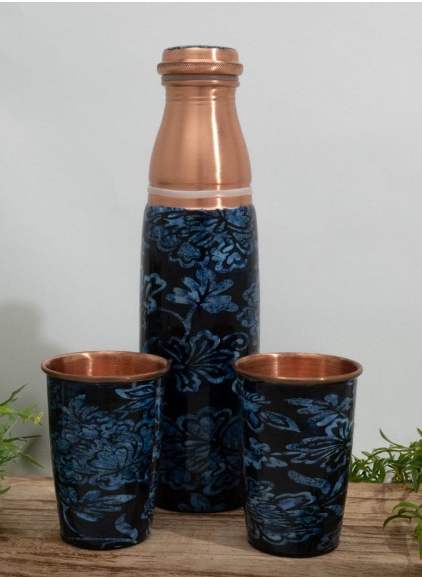 Flaschenset aus reinem Kupfer mit Blumendruck blau ± 950 ml mit 2 geraden Bechern