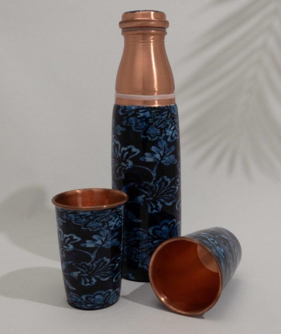 Flaschenset aus reinem Kupfer mit Blumendruck blau ± 950 ml mit 2 geraden Bechern - Bild 2